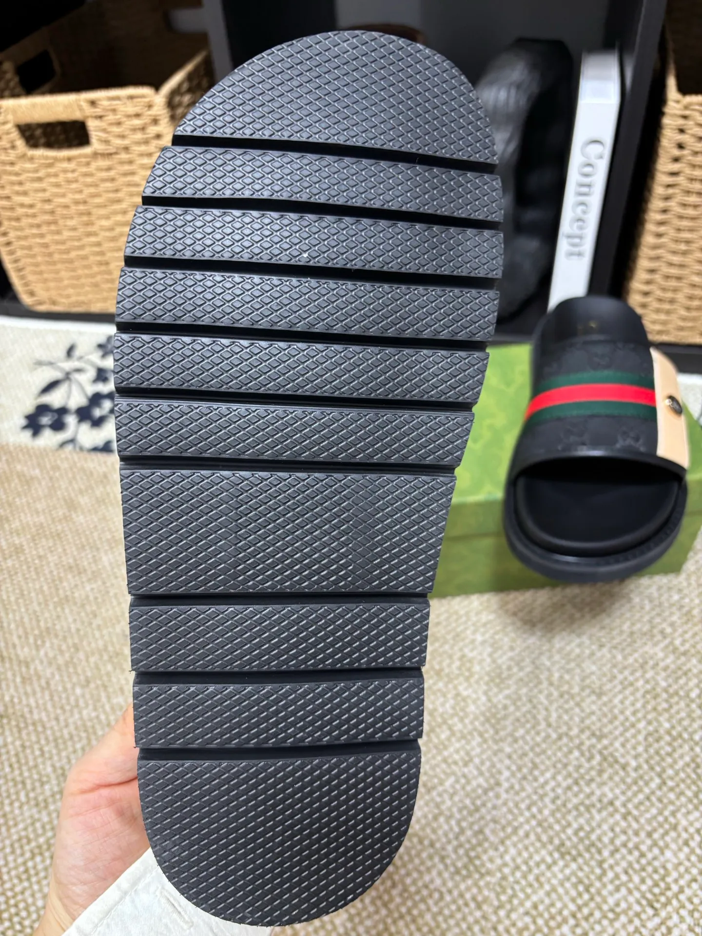 Factory 💰 300 yuan Gucci slippers] high-end men's shoes brand official website 1:1 latest masterpiece: original mold customization, the fabric is made of imported original materials, upgraded outsole, lighter and non-slip. The market's top quality, simple yet tasteful, a must-have for fashionistas, fashionable at your feet, full of confidence, the same style at the counter 👍The season of summer slippers is here. Code: 38-45 (45 customized)